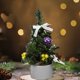 thumbnail image 1 of Mini adorno de árbol de Navidad de 7,9 pulgadas - Pequeño árbol de plástico rojo y morado para decoración de escritorio, salón y dormitorio, 1 of 6