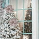 thumbnail image 4 of Magnolia artificial con purpurina navideña | Flor de tela 3D artesanal con bordes brillantes | Decoración navideña duradera para árboles de Navidad, coronas, ventanas y chimeneas, 4 of 6
