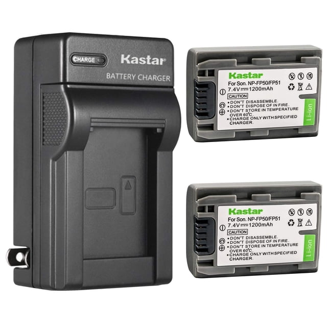 batería y cargador para sony np-fp50 handycam dcr-hc21 Kit Kastar con cargador AC 100–240V y dos baterías de iones de litio NP-FP50 7.4V 1200mAh; cargador negro frontal con indicador LED rojo/verde y dos baterías rectangulares grises con etiquetas verdes sobre fondo blanco; también adecuado para llevar baterías de repuesto en filmación portátil.