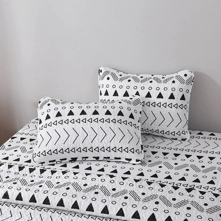 Set Of 4 White Boho Chic Printed Pillow Covers Set Of 4 White Boho Chic Printed Pillow Covers