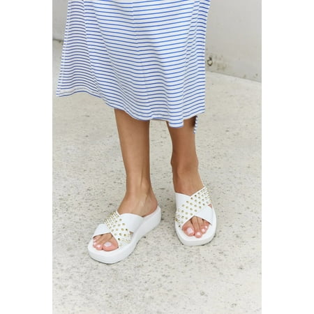 

Forever Link Studded Cross Strap Sandals in White