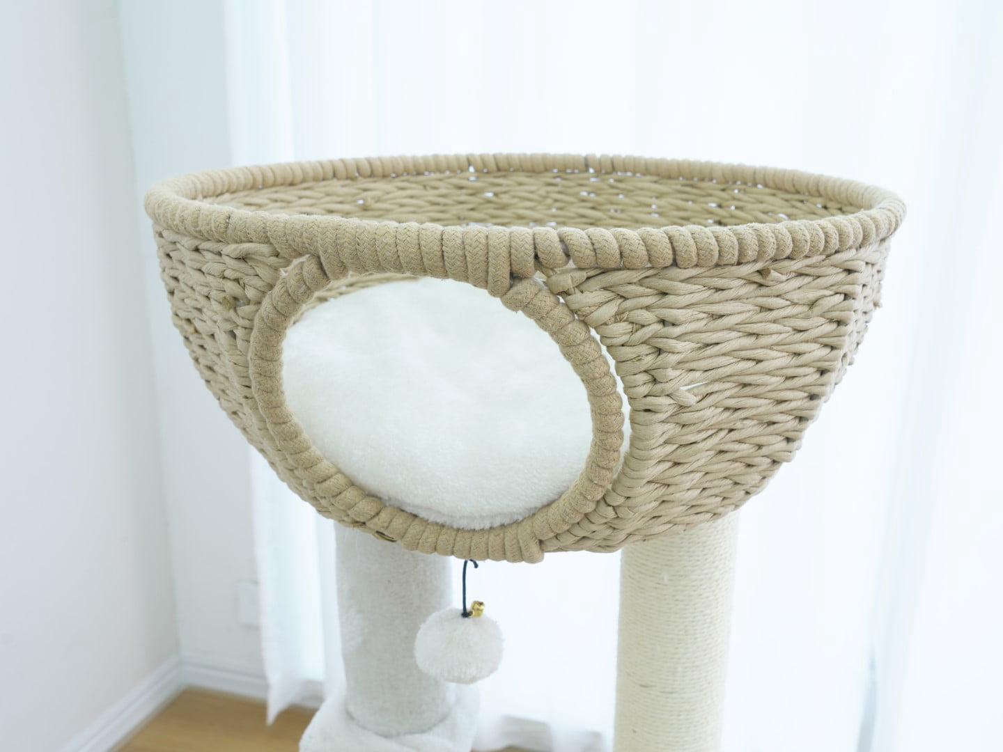 Home4Cat arbre à chat de 48,4 po à 5 niveaux avec paniers tressés à la main, poteaux à gratter en sisal naturel et un jouet stimulant, beige