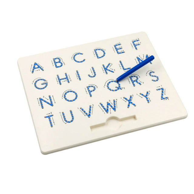 feltechelectr tablero magnético de dibujo con forma de bola de acero y alfabeto, bloc de dibujo, juguete educativo para niños, color azul cielo (tablero de mayúsculas) tablero alfabeto 31 x 25.5 x 1.2 cm visto en ángulo 3/4 con superficie blanca; letras A–Z en mayúsculas representadas por puntos magnéticos azules y flechas numeradas para trazar; bolígrafo magnético azul apoyado y ranura para guardarlo; borrado con el dedo o el borde del bolígrafo, ideal para práctica de escritura y coordinación ojo-mano en casa o aula.