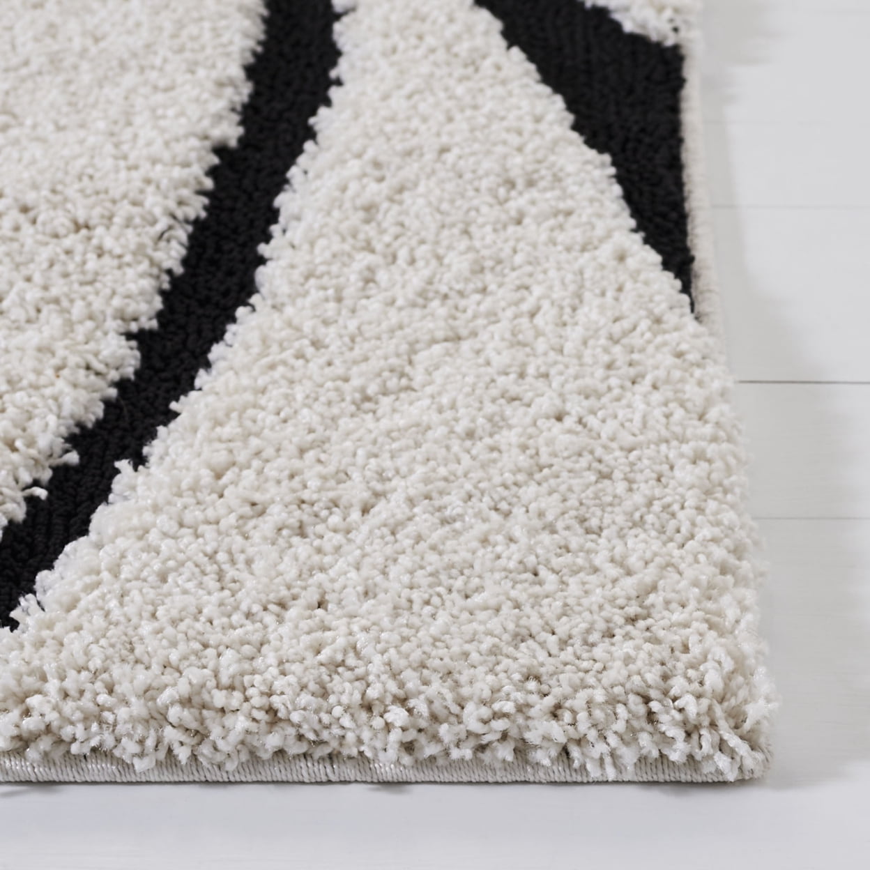 SAFAVIEH Florida Tamzen Abstract Shag Area Rug, Ivory/Black, 6'7" x 6'7" Square