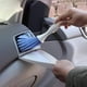 thumbnail image 1 of Cepillo para limpiar interiores de coche con cerdas blandas - Herramienta de detalle de salpicadero y ventilación para coche, motocicleta, autocaravana - Cepillo y raspador de plástico blanco de, 1 of 8