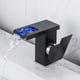 thumbnail image 4 of Grifo mezclador para lavabo de baño con luz LED y cascada para lavabo de tocador. Negro, 4 of 9