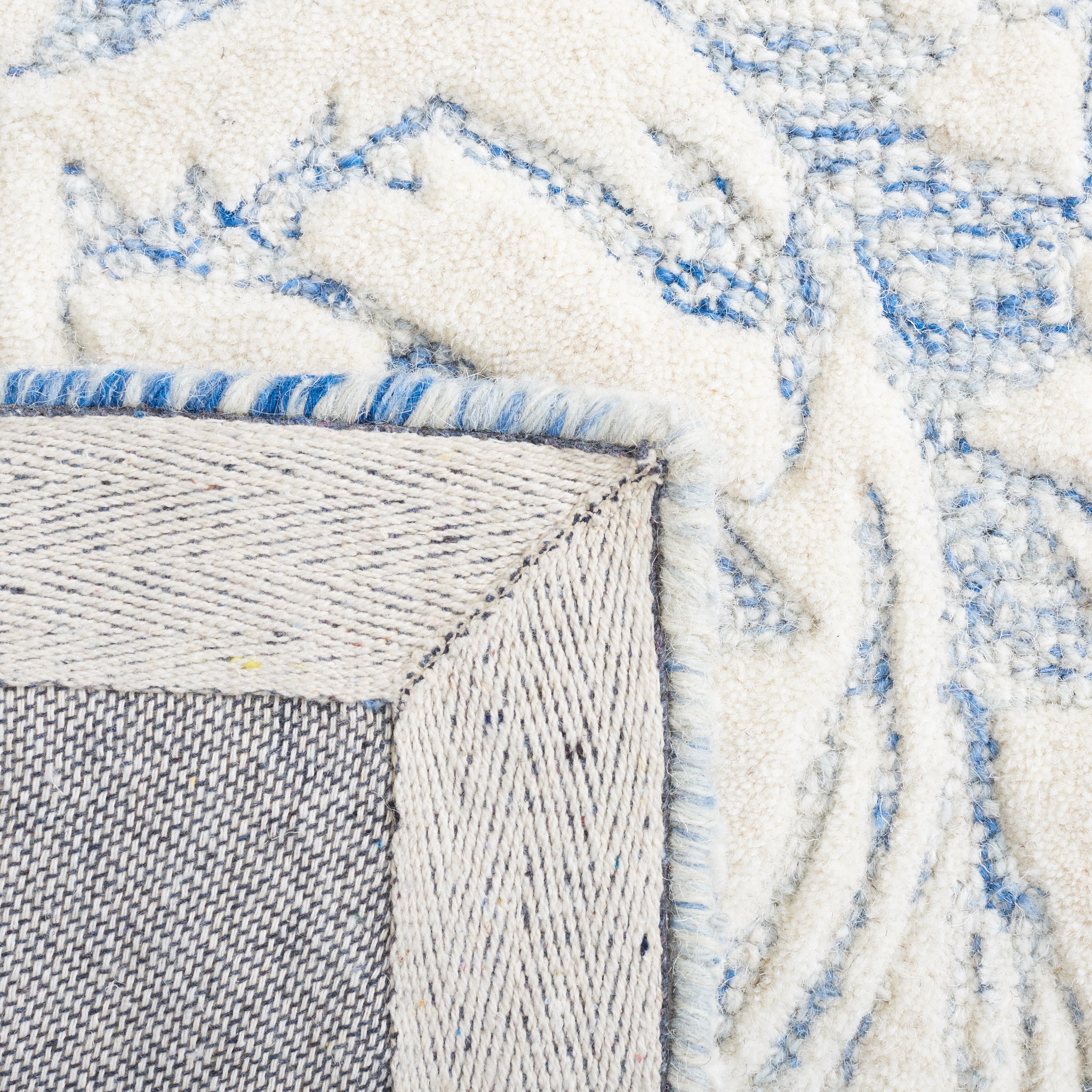 SAFAVIEH Metro Della Medallion Area Rug, Blue/Ivory, 4' x 6'