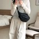 thumbnail image 2 of Bolso Crescent Con Múltiples Bolsillos Gamuza Fruncida para Viajes Mujeres Y Hombres, 2 of 9