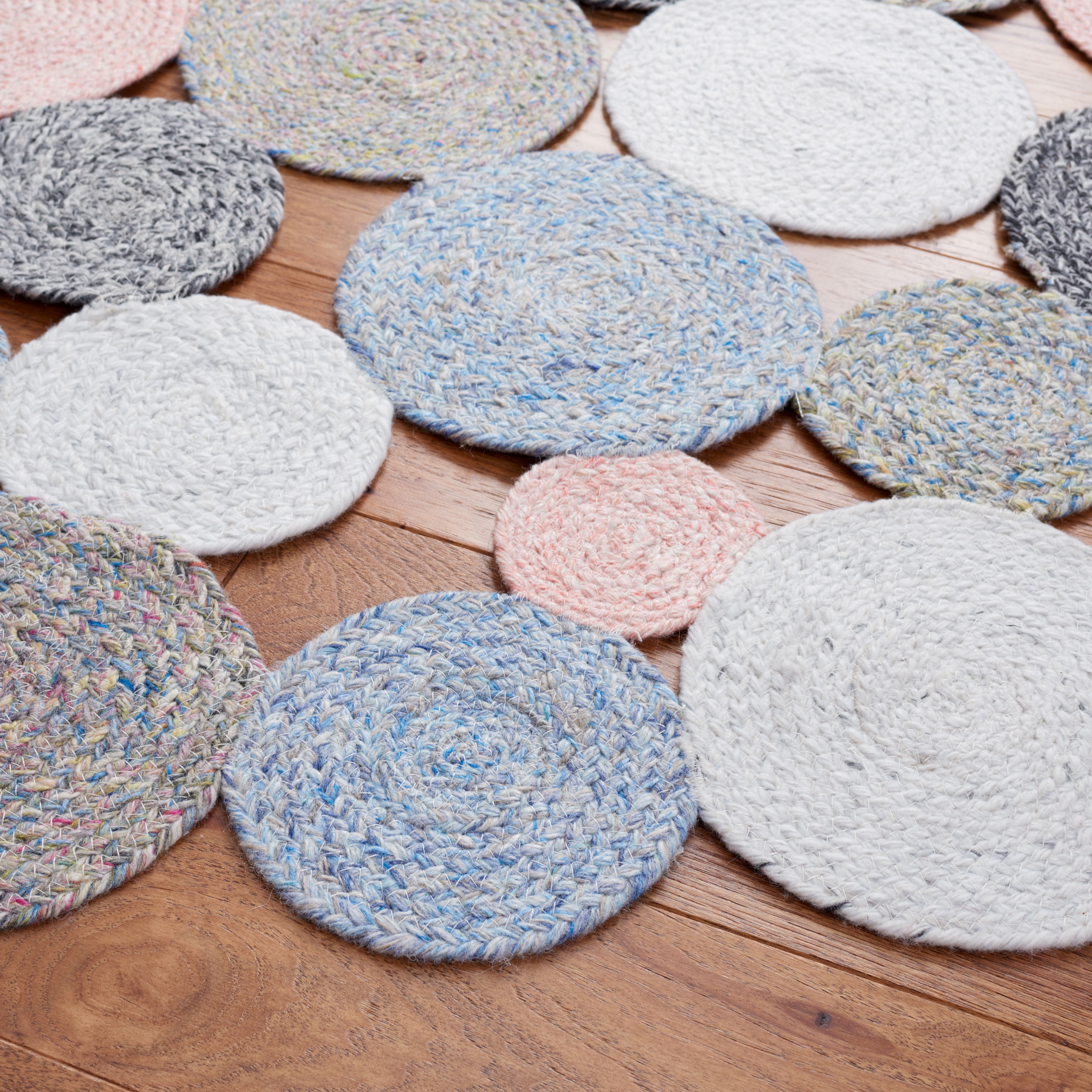 SAFAVIEH Cape Cod Windsor Abstract Dots Polyester Area Rug, Blue/Pink, 6' x 6' Round