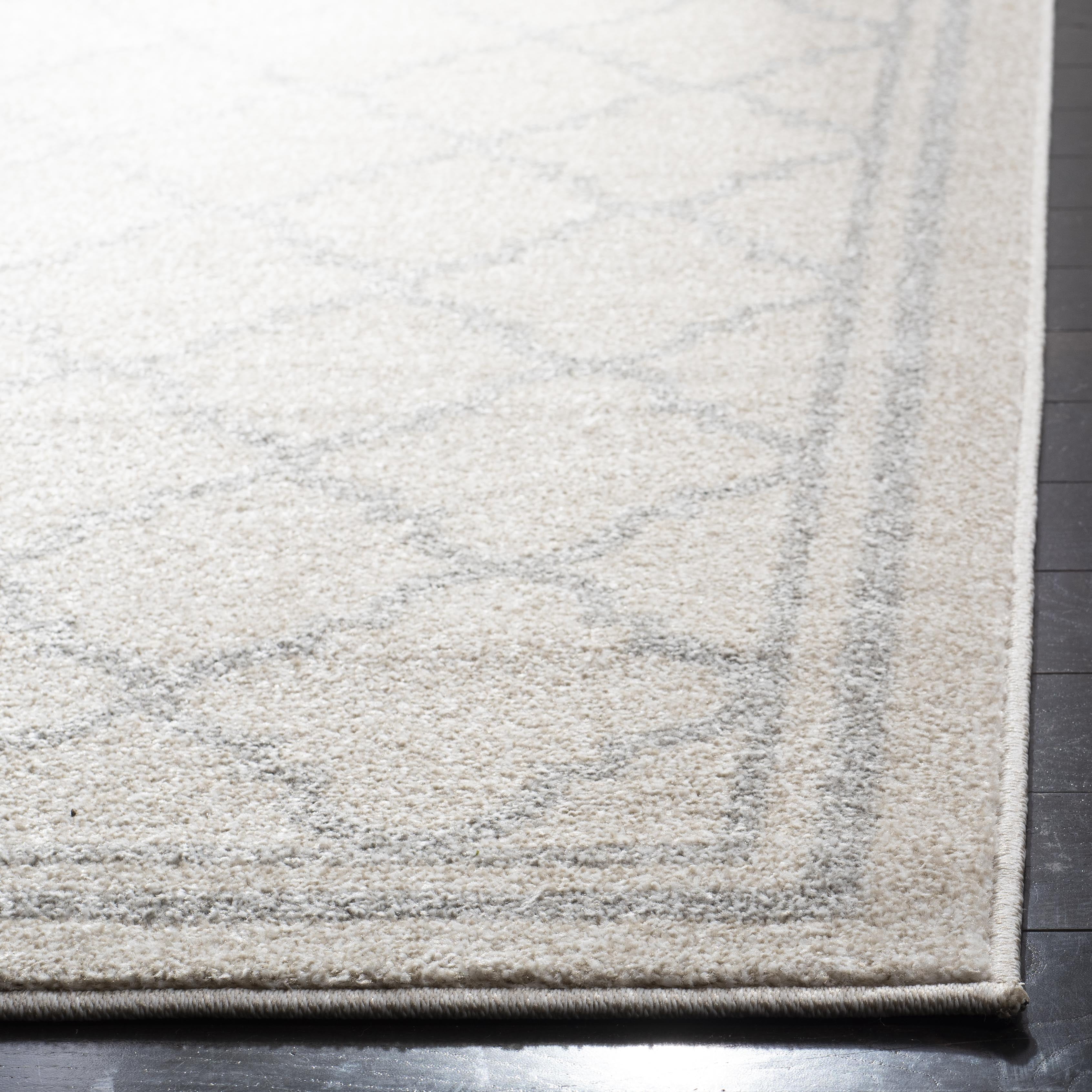 Safavieh Amherst Trina Geometric Area Rug, Beige/Light Gray, 4' x 6'