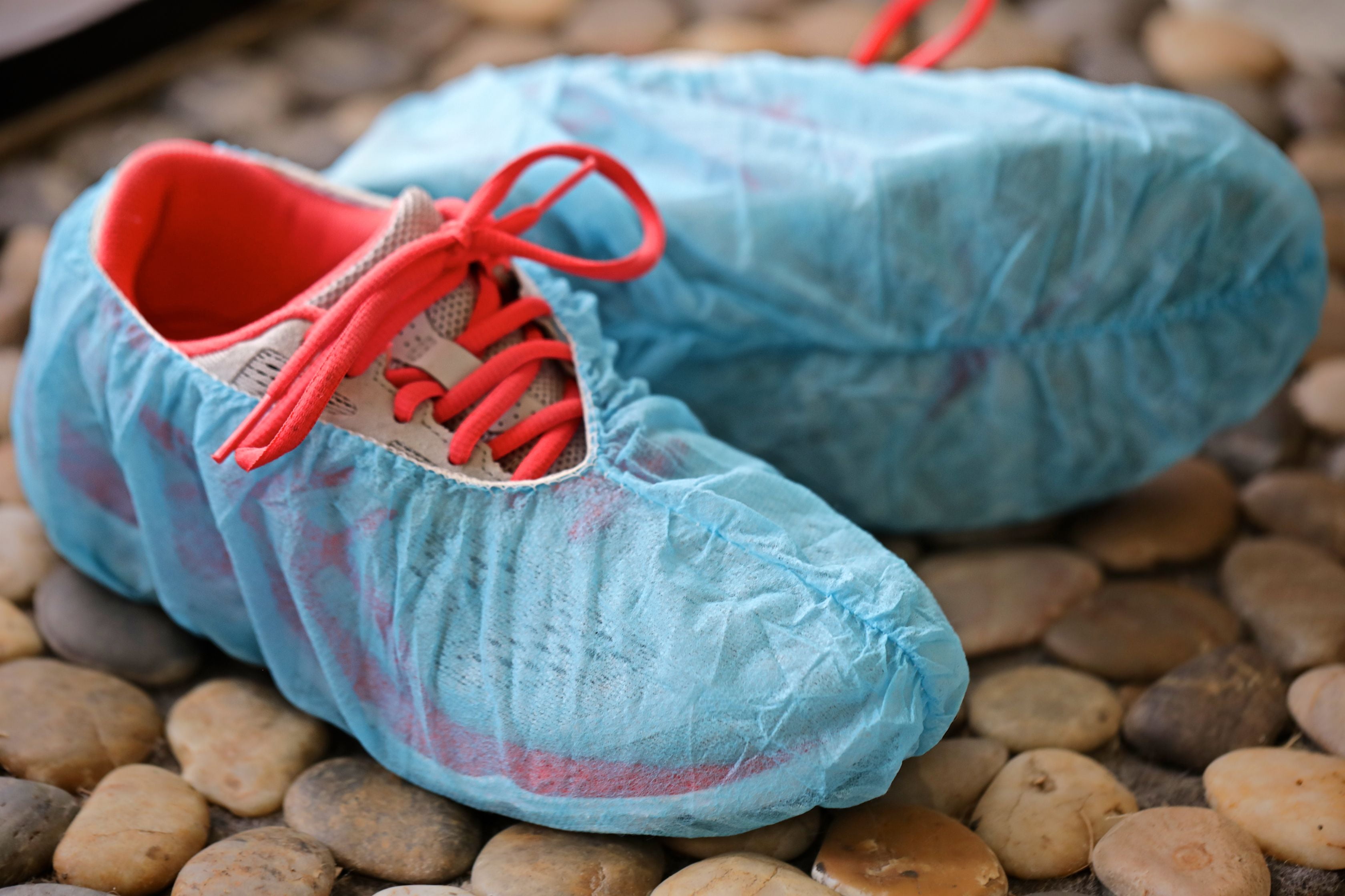 Personal Touch Disposabe Non-Skid Shoe Covers Blue 300 Pieces / 150 Pairs Size Large