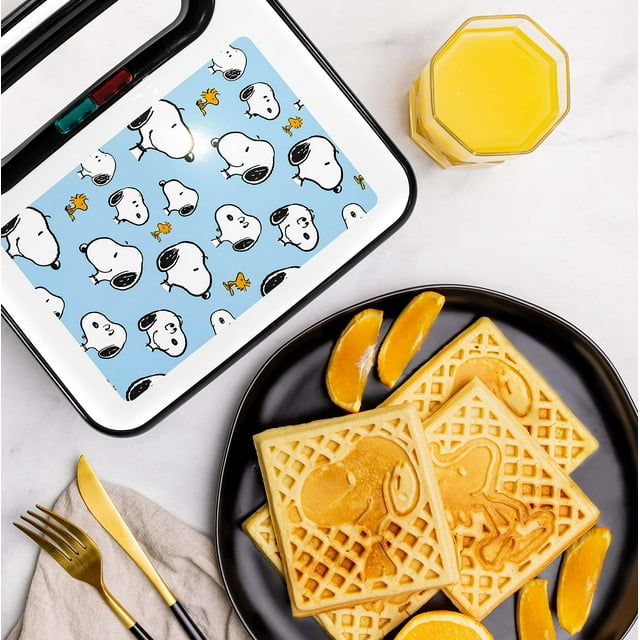 Uncanny Brands Peanuts Waffle Maker – Hacer gofres Snoop y Woodstock – Aparato de cocina