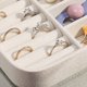 thumbnail image 5 of Caja de almacenamiento de joyas de cuero de PU portátil para viajes, bolsa de almacenamiento, aretes, collares, anillos, caja de joyería blanca, 5 of 5