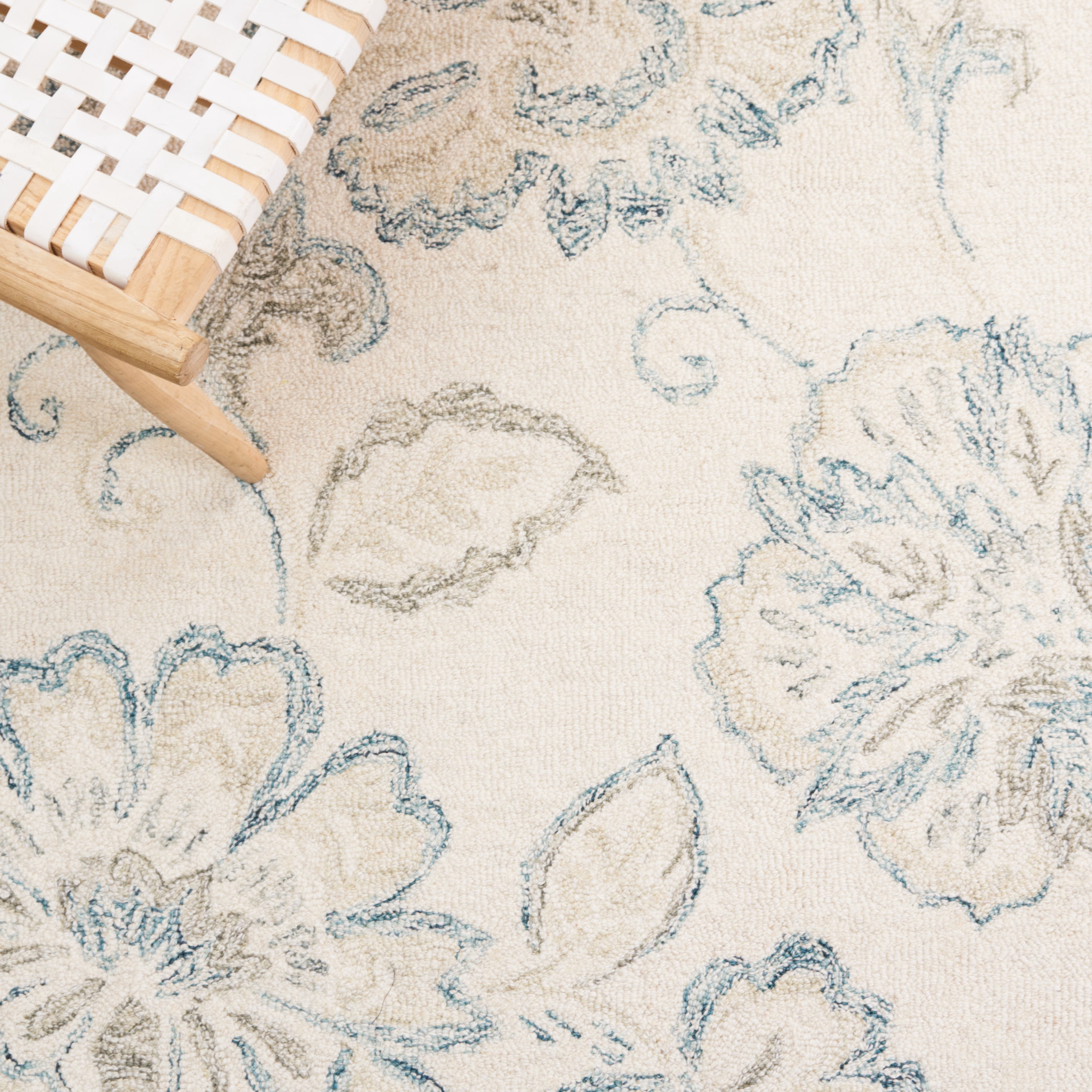SAFAVIEH Micro-Loop Arda Floral Area Rug, Ivory/Blue, 5' x 8'
