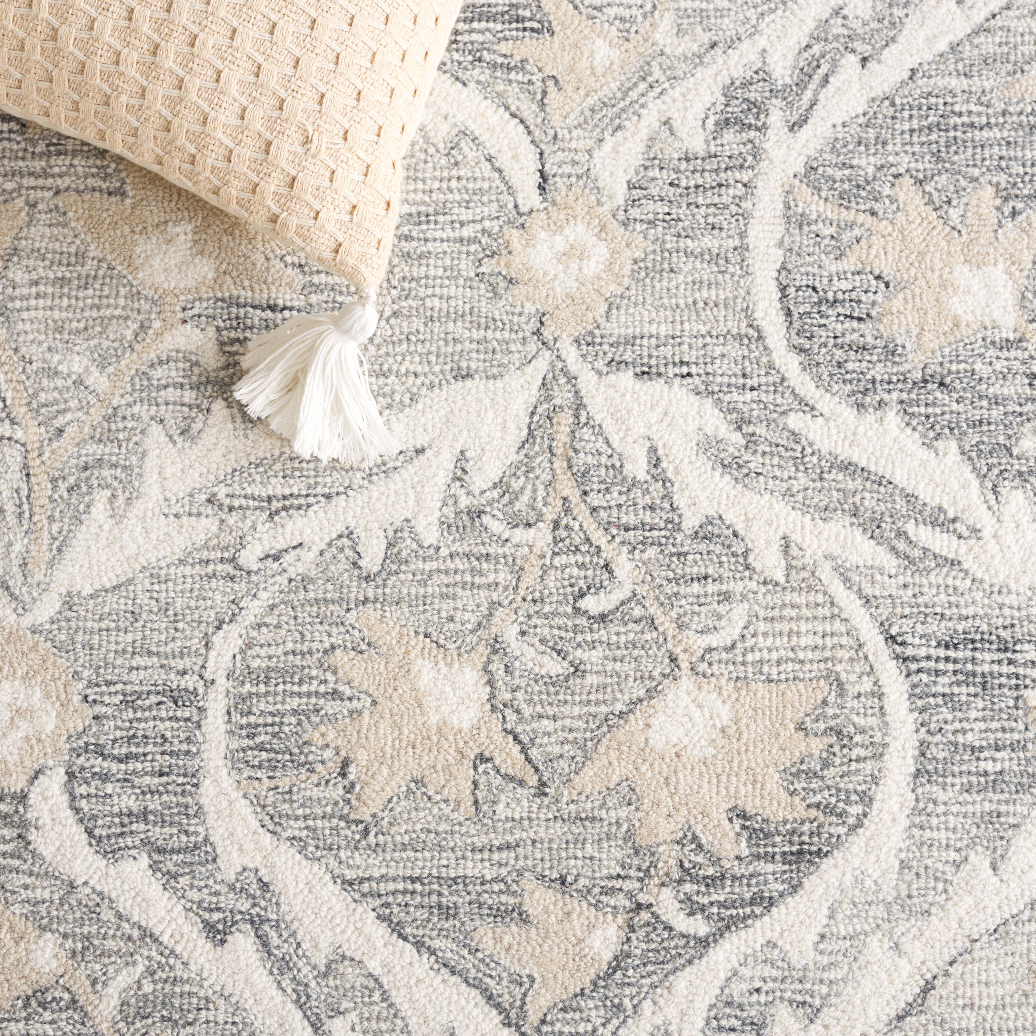SAFAVIEH Blossom Donella Floral Area Rug, Gray/Ivory, 6' x 6' Round