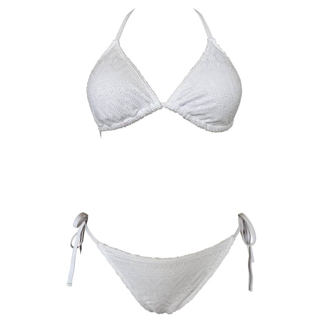 traje de baño ocean pacific para mujer bikini con crochet y cintas ajustables en top y bikini blanco talla ch 2 piezas, top triangular de crochet con tirantes ajustables y copas ligeramente fruncidas, braga a juego con laterales de cinta para anudar y textura de crochet, vista frontal sobre fondo blanco.