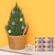 thumbnail image 4 of Set de 12 adornos navideños cubiertos de terciopelo | Bolas decorativas de plástico a prueba de fracturas de 6 cm | Decoraciones multicolores para árboles navideños | Decoración ligera y elegante, 4 of 6