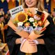 thumbnail image 4 of Muñeca de ganchillo con ramo de graduación de girasol – Set regalo de flores de lana tejida hechas a mano para graduados, recuerdos duraderos y decoración para fiestas, 4 of 7