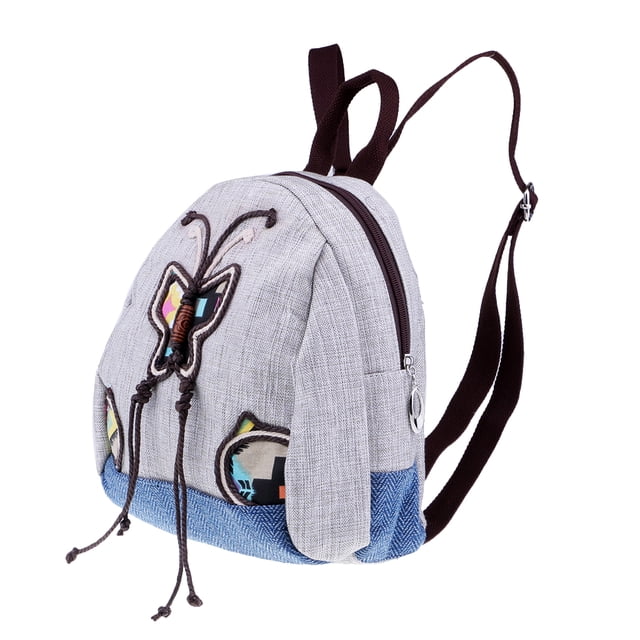 de estilo nacional hecho de tela de lino diseño llamativa paquete de viajes para mujeres mochila pequeña gris oscuro con bordado de mariposa frontal, silueta redondeada y cierre con cremallera superior, base azul texturizada, correas ajustables marrón oscuro y cordones decorativos; adecuada como bolso compacto para diario o viajes cortos.