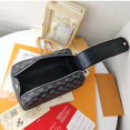 thumbnail image 3 of Prepárese Para Enviar Una Bolsa De Cosméticos L.V Auténtica Con Cremalleras Dobles . Cuarenta Y Siete Mil Quinientos Veintiocho, 3 of 4