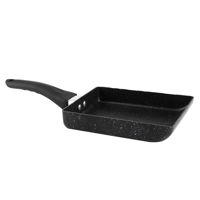 tamagoyaki sartén antiadherente sartén rectangular sartén mango de plástico aleación de aluminio negro sartén de tortilla para huevos, sándwiches, crepes (tipo llama abierta) ecomeon no. Sartén rectangular negra vista en tres cuartos con mango de plástico curvo a la izquierda; interior con revestimiento antiadherente moteado, paredes rectas y base ancha con dos remaches visibles en la unión del mango. Tamaño aprox. 13,5 x 18,5 x 35 cm, altura 3 cm. También suele usarse para cocinar tortillas y sándwiches pequeños.