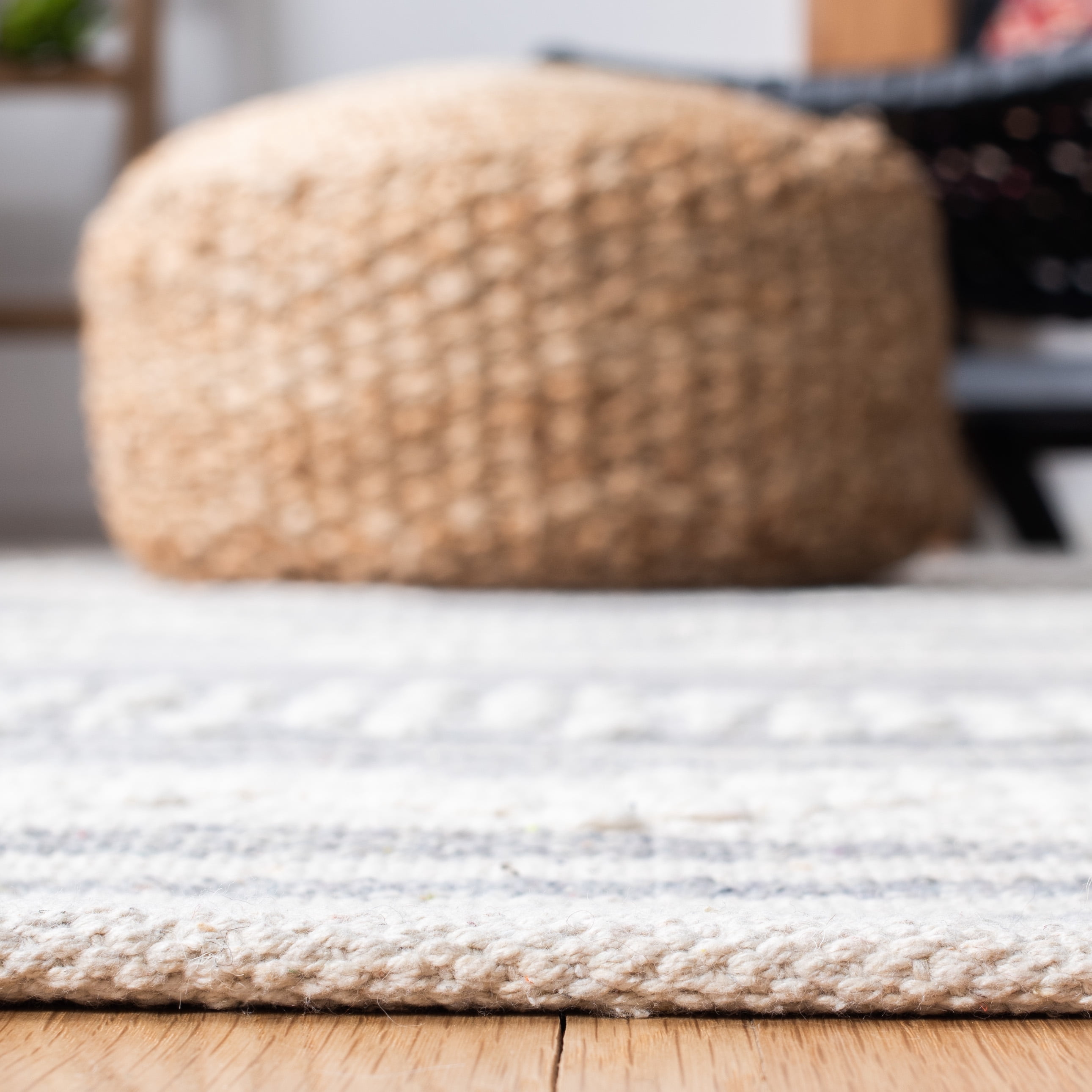 SAFAVIEH Striped Kilim Fergal Striped Area Rug, Silver/Ivory, 6' x 9'