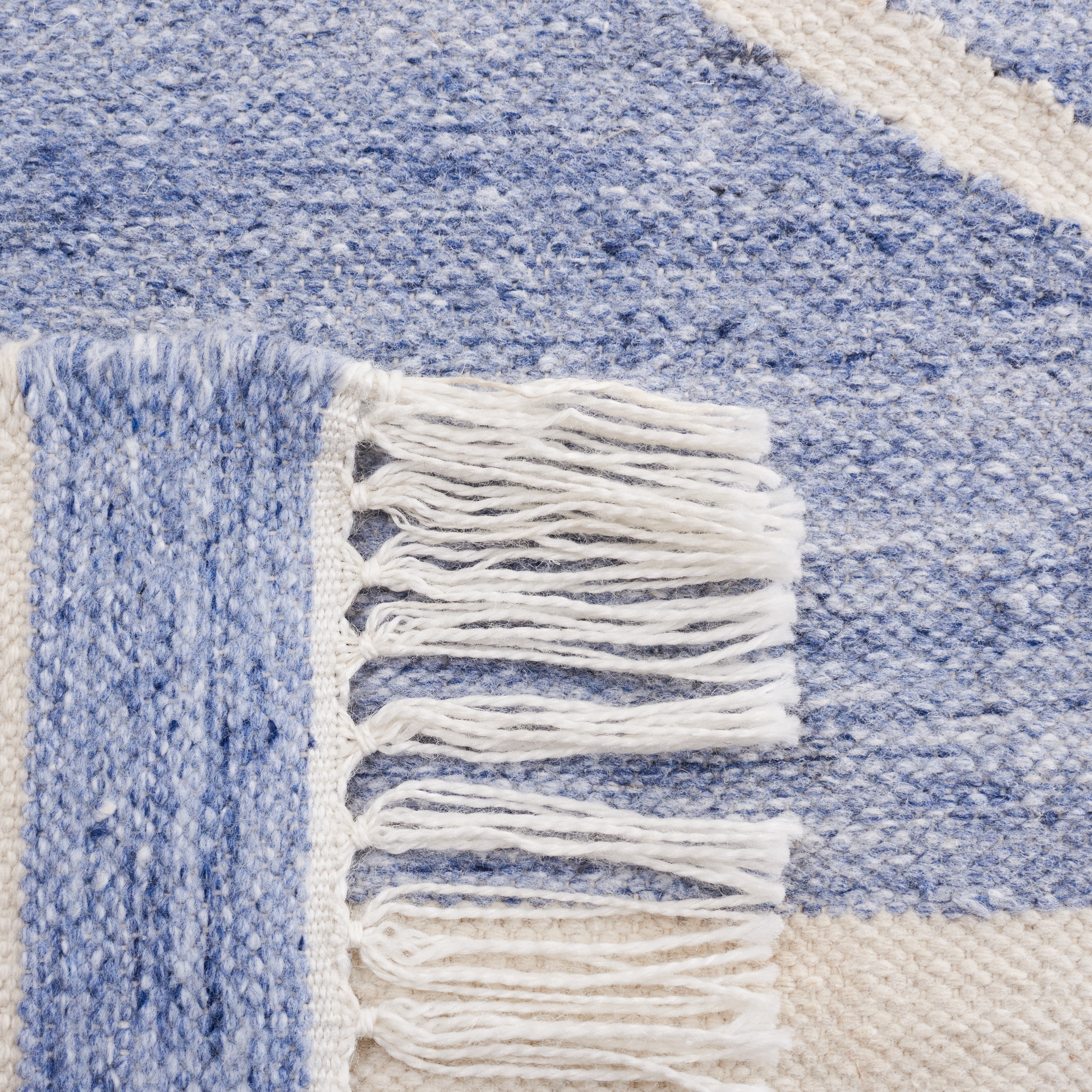 SAFAVIEH Kilim Trochez Geometric Area Rug, Blue/Ivory, 4' x 6'