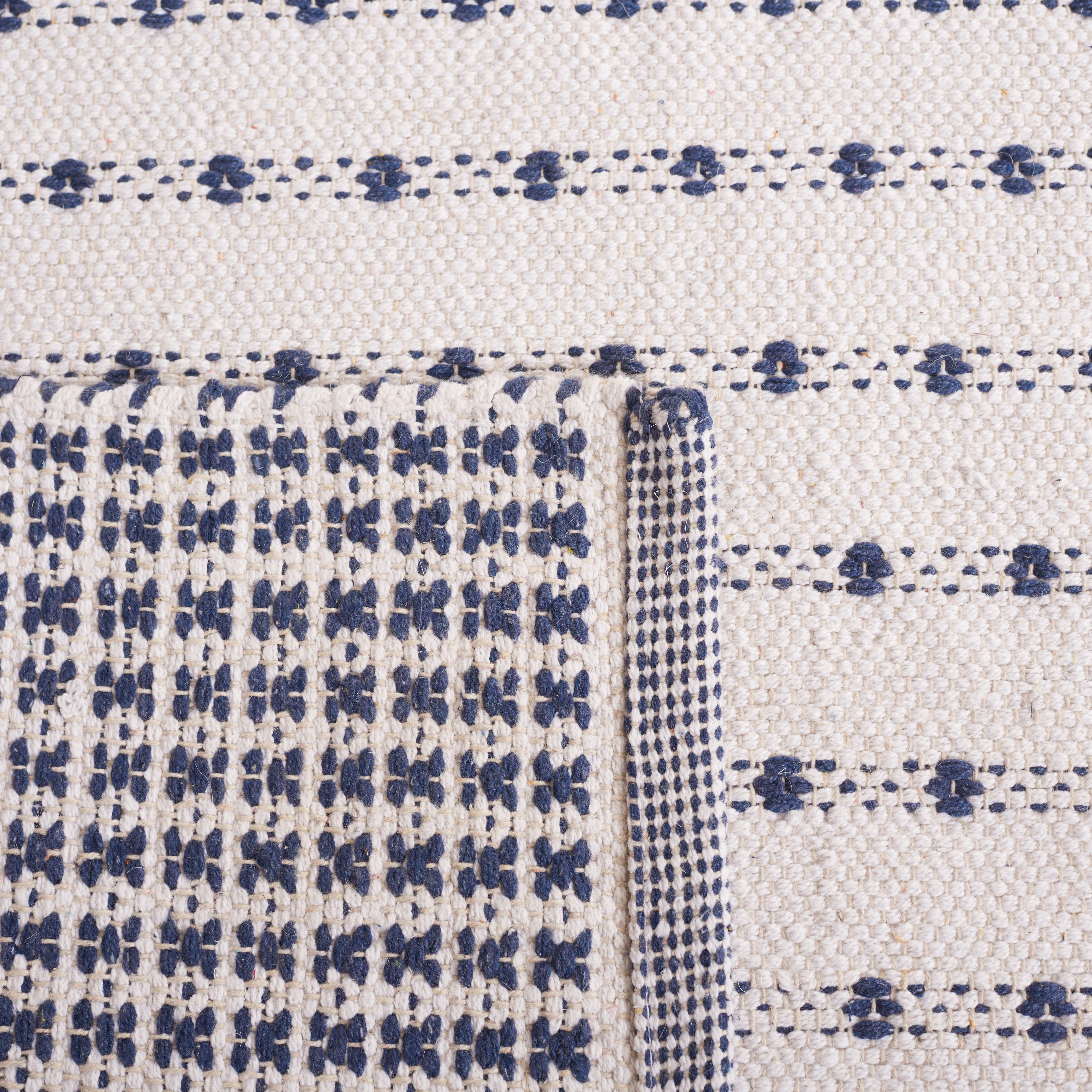SAFAVIEH Montauk Nuala Abstract Dots Cotton Area Rug, Navy/Ivory, 6' x 6' Square