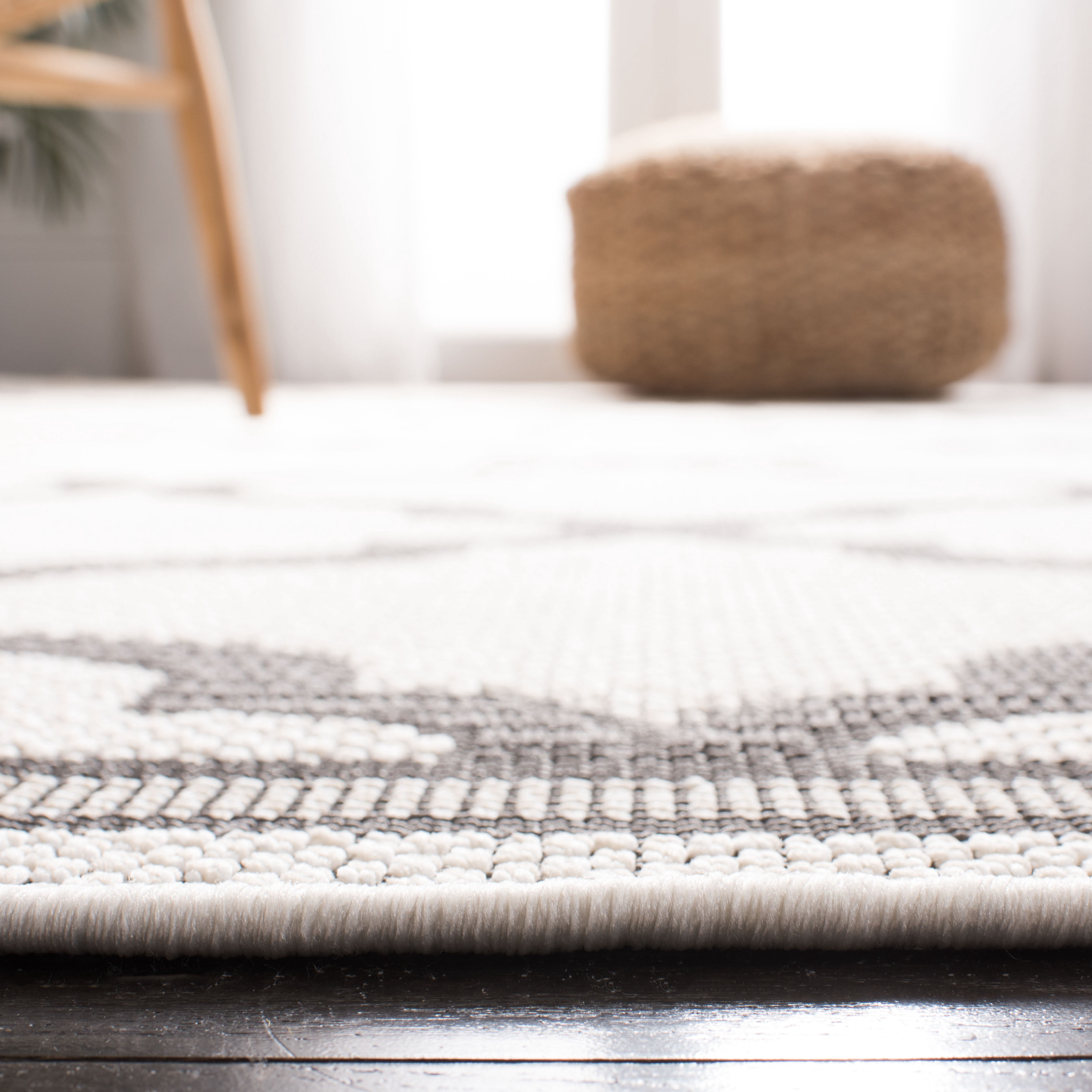 SAFAVIEH Machine Washable Rug Indoor/Outdoor Bermuda Collection - Bermuda Tamaya Geometric Machine Washable Indoor/Outdoor Area Rug, Ivory/Grey, 4' x 6'