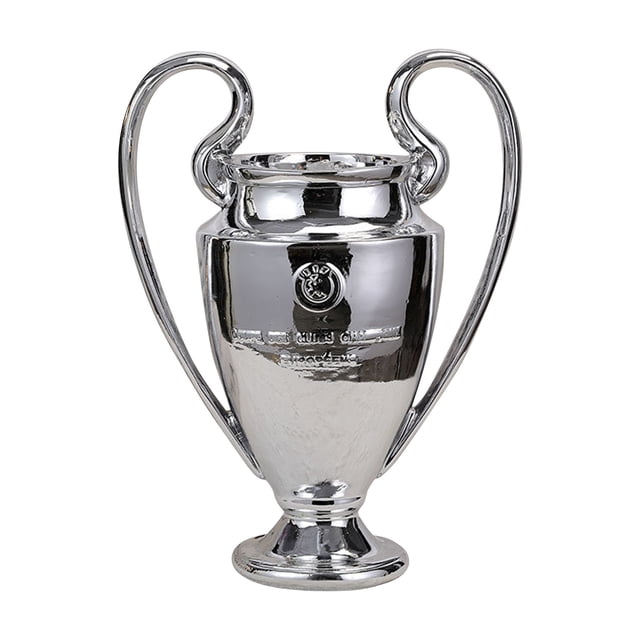 trofeo de fútbol, trofeo champions l eague, copa de europa de campeones, trofeo regalo navideño — Vista frontal centrada de réplica de copa estilo Champions en tono plateado (color A), dos asas altas, cuello amplio y base redonda, fabricada en resina sintética; adecuada como decoración de escritorio, adorno navideño o fondo para escenas festivas.