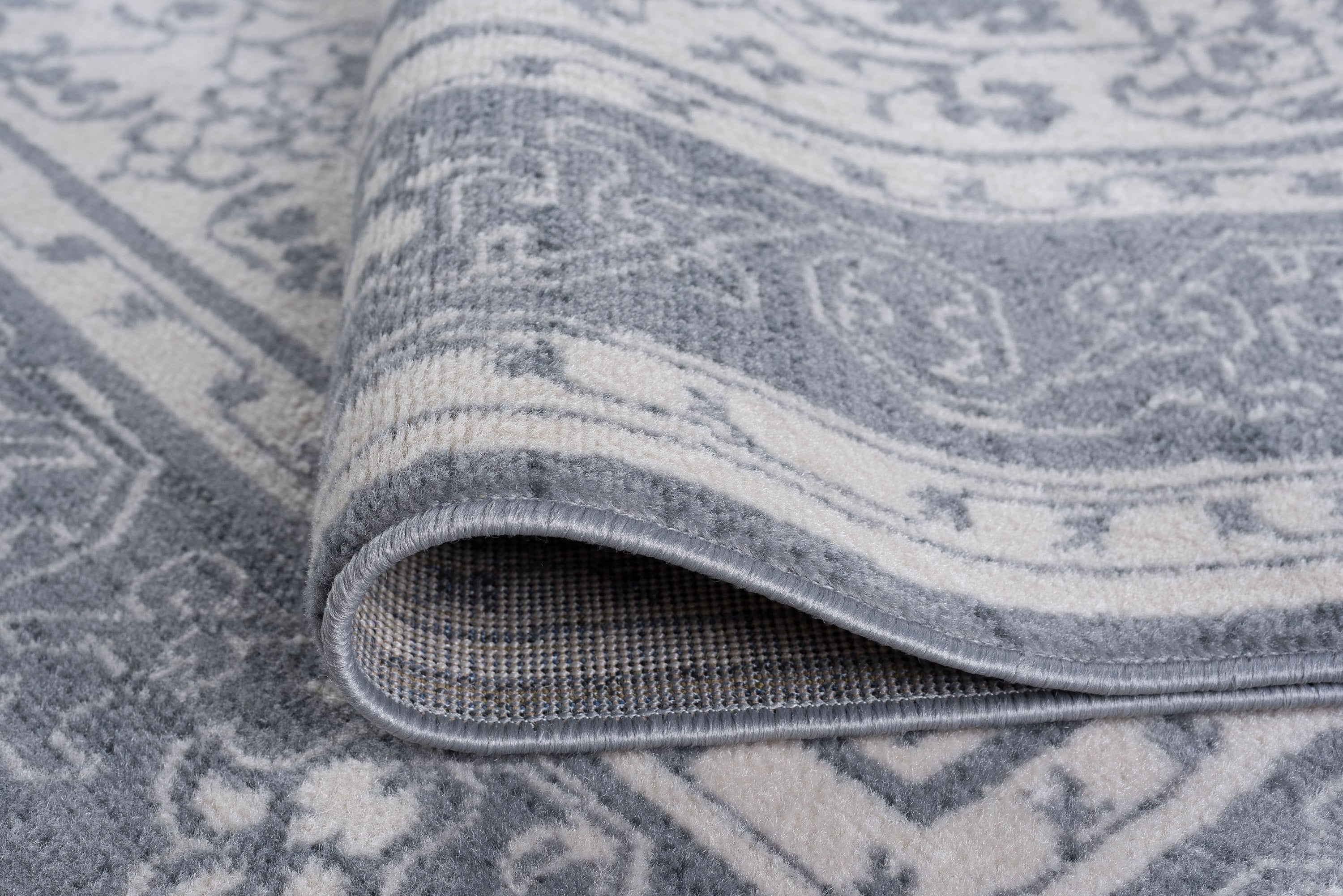 Madison Traditional 8' Round Cream and Gray Polypropylene Indoor Area Rug