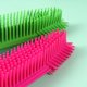 thumbnail image 3 of GOOHOCHY 2 peines de silicona huecos para mascotas, cepillo para quitar el pelo de perros (verde y rosa)., 3 of 8