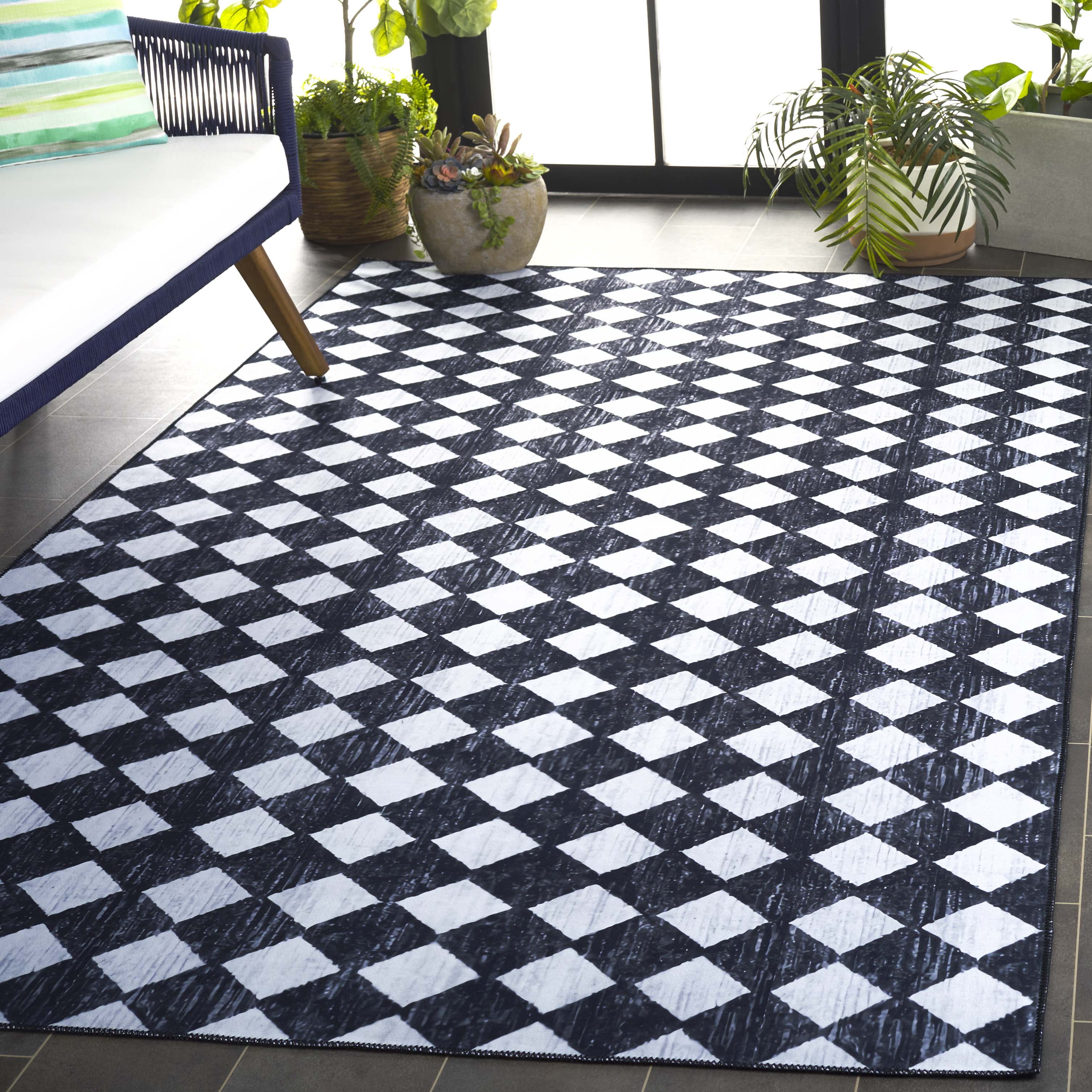 SAFAVIEH Santa Clara Anabella Geometric Polyester Area Rug, Black/Ivory, 6' x 6' Square