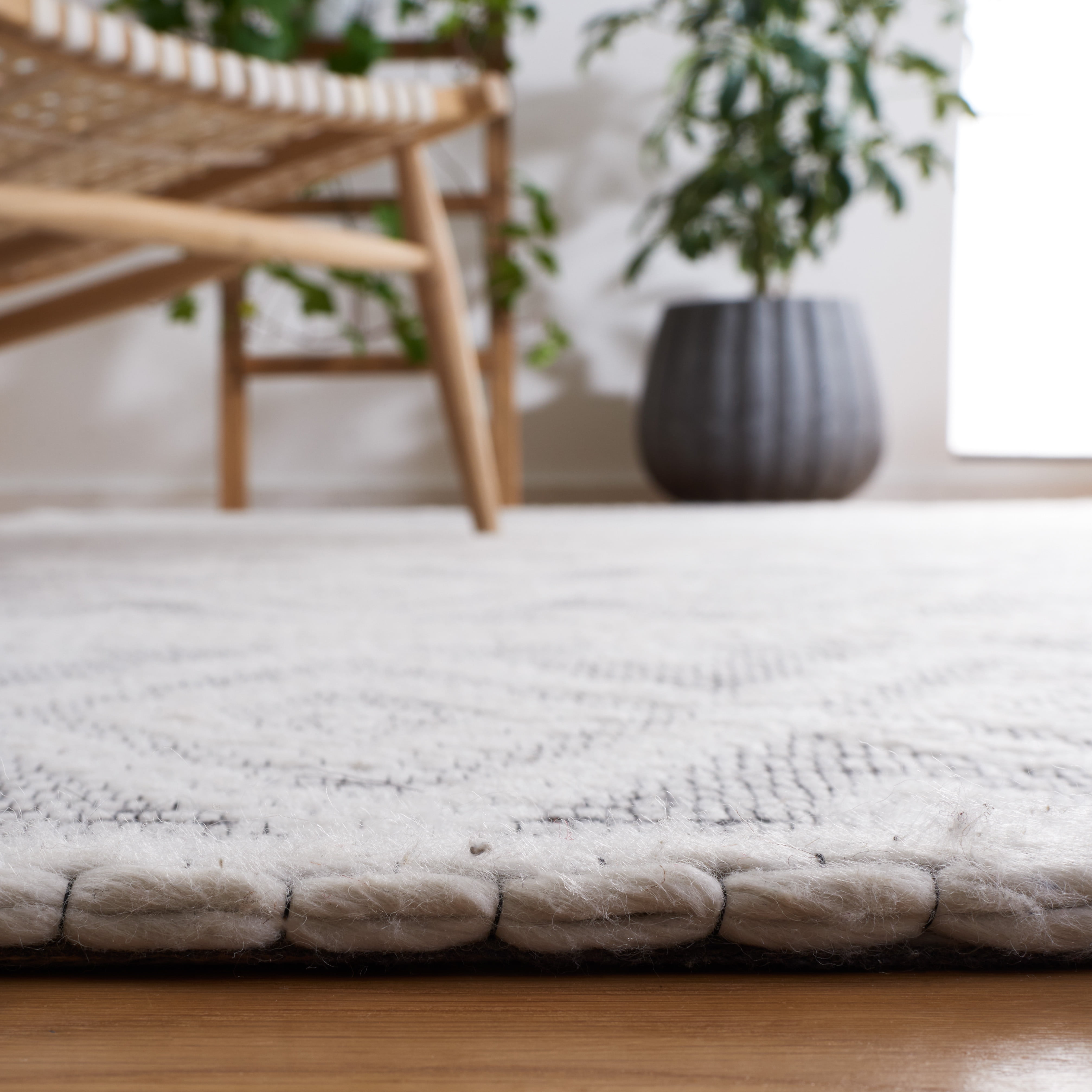 SAFAVIEH Marbella Braiden Diamond Area Rug, Ivory/Black, 3' x 5'
