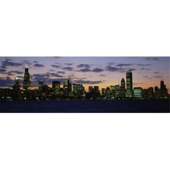 Panoramic Images PPI31573L Bâtiments dans une Ville au Crépuscule Chicago Illinois USA Affiche Imprimée par Panoramic Images - 36 x 12