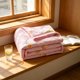 thumbnail image 5 of Edredón Ligero de Verano: Manta Suave de Poliéster para Aire Acondicionado, Ideal para El Hogar o La Residencia Estudiantil, Transpirable y Lavable., 5 of 6