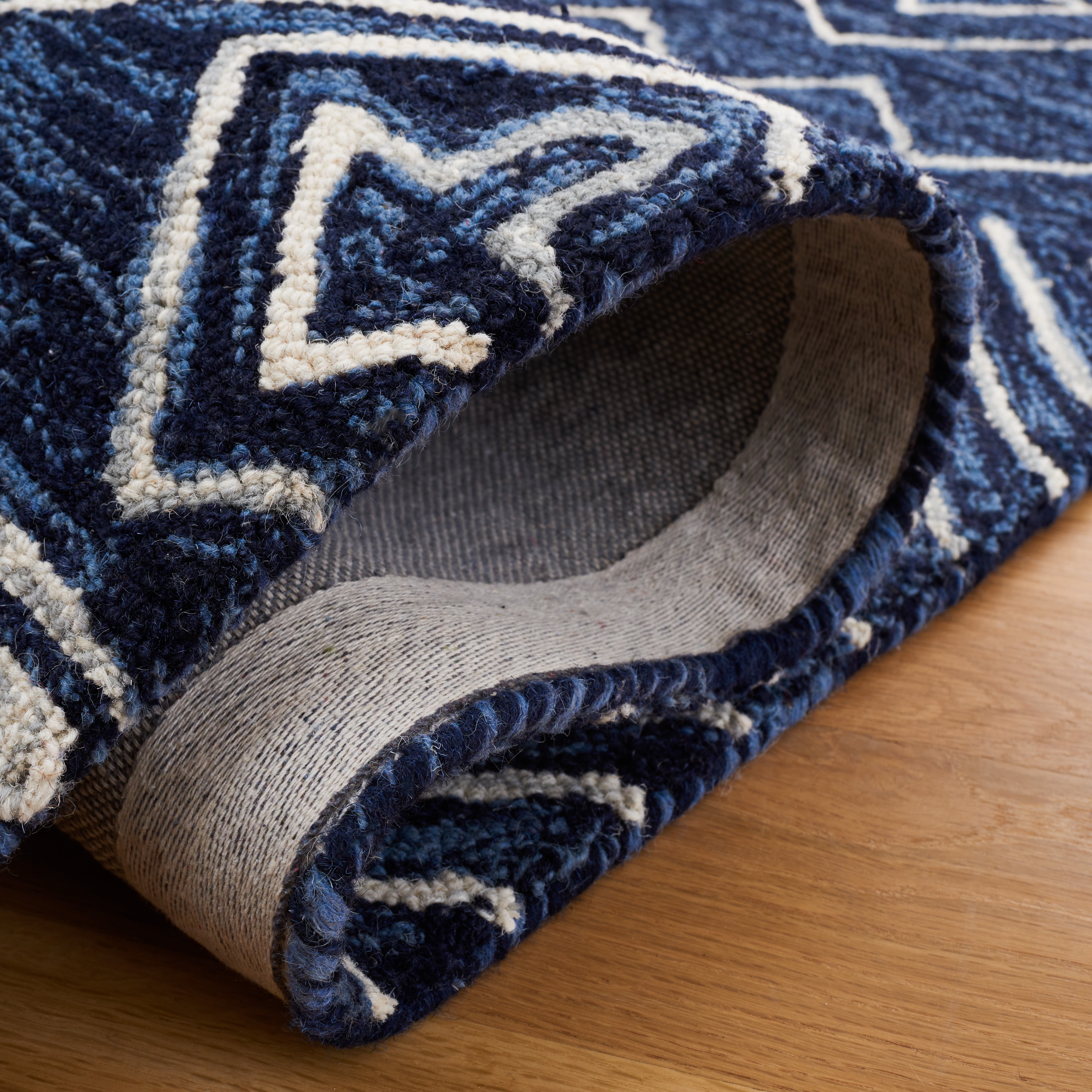 SAFAVIEH Metro Madrid Geometric Area Rug, Navy/Ivory, 4' x 6'