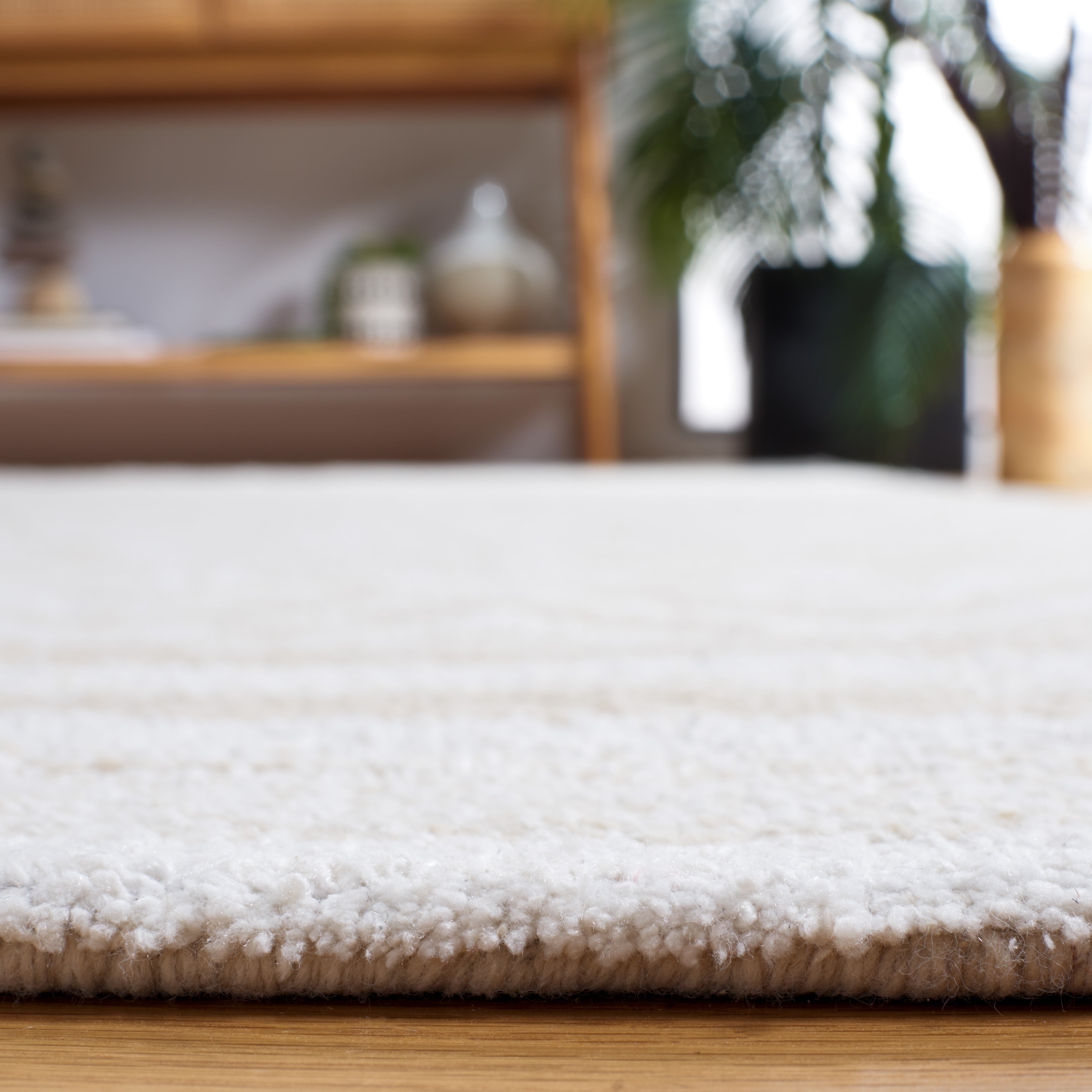 SAFAVIEH Capri Norton Southwestern Area Rug, Ivory/Beige, 6' x 9'