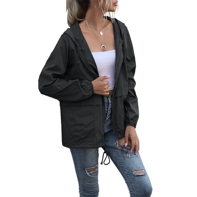 Qarigey Chubasquero ligero para mujer, impermeable, con capucha, cortavientos para exteriores, plegable, para senderismo, Camping, trajes para mujer Prendas para la parte del cuerpo Negro METRO