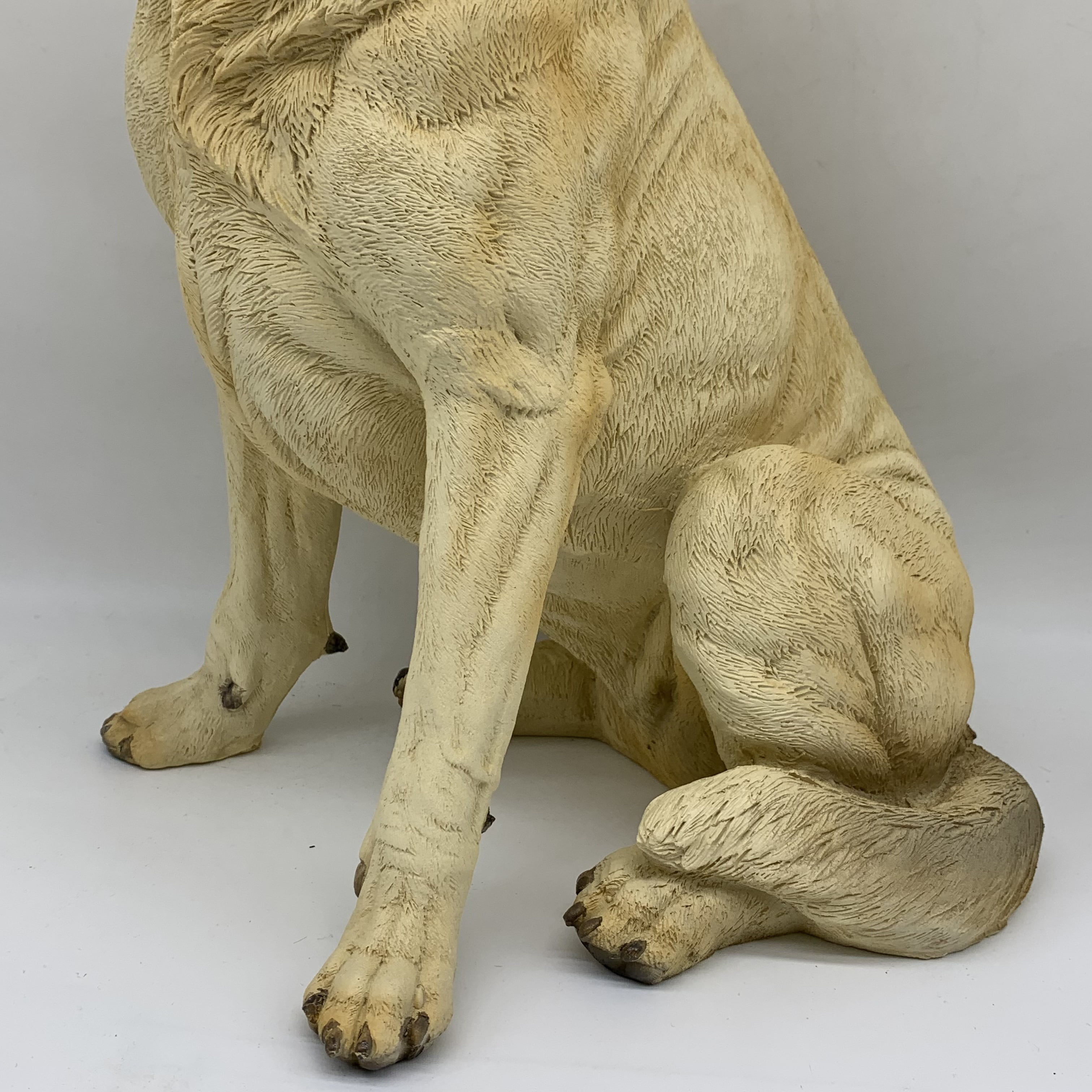 A realistic Labrador Retriever dog resin statue, a vivid and adorable garden Labrador sculpture ornament, suitable for courtyards, lawns, gardens, and other settings. A perfect gift for family, gift