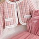 thumbnail image 4 of Conjunto de falda y chaqueta de manga larga para niña + vestido de retazos de malla de terciopelo dorado., 4 of 6