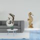 thumbnail image 2 of Figura decorativa de delfín en resina cerámica, forma abstracta, estilo moderno y artístico. Ideal para sala de estar, oficina, estantería o mesa de c, 2 of 8