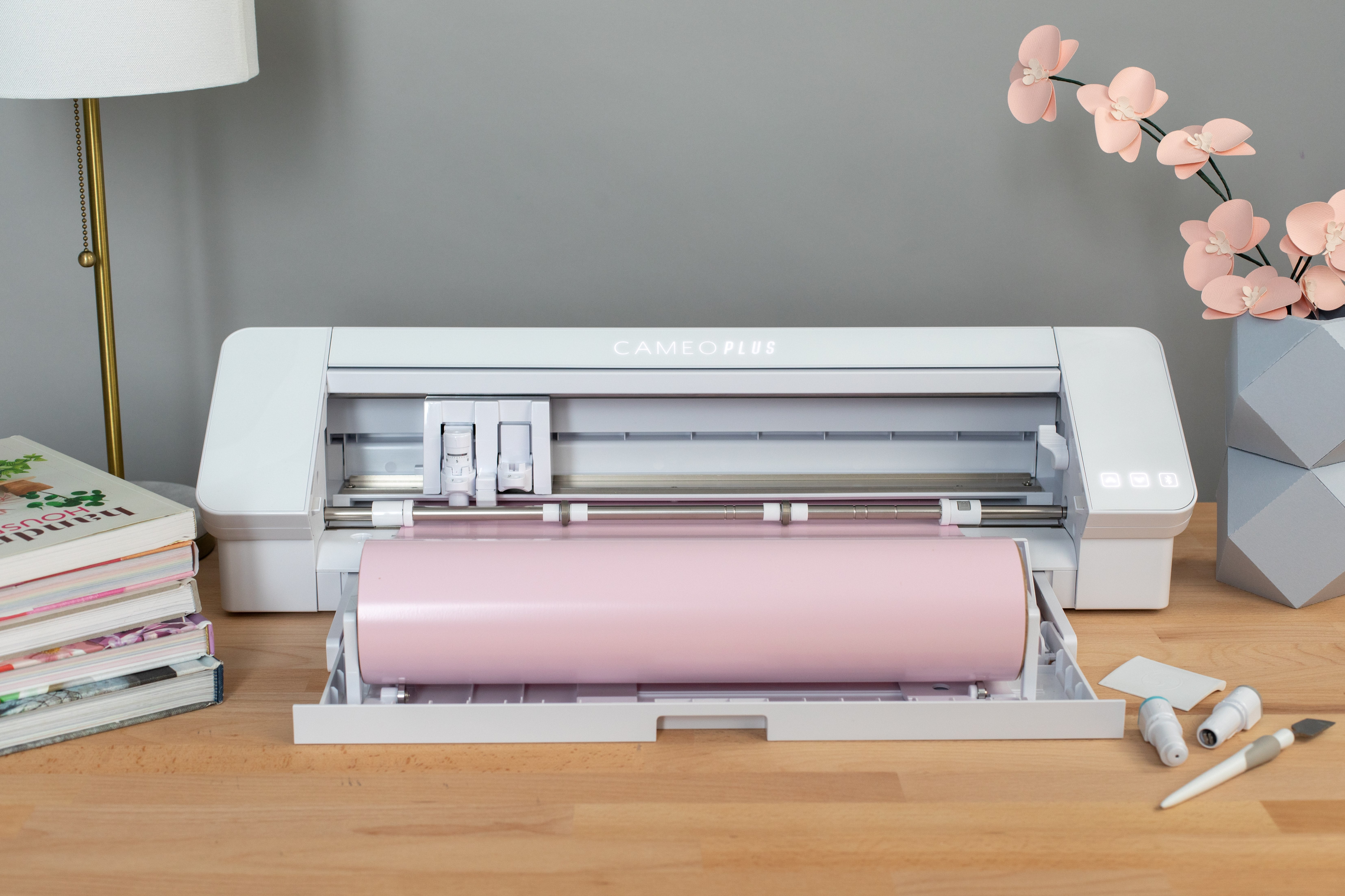 Silhouette Cameo 4 Plus Cortadora Electrónica Blanca - Tapete de Corte, Cables de Alimentación, Alimentador Enrollable Incorporado, Software de Estudio Silune Silhouette Cameo 4 Plus Cortadora Electrónica Blanca - Tapete de Corte, Cables de Alimentación, Alimentador Enrollable Incorporado, Software de Estudio Silune