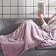 thumbnail image 5 of Qarigey La manta ligera del mantón de lana se mantiene caliente sin sentir la manta suave pesada del mantón de lana con los bolsillos Prendas para la parte del cuerpo gris, 5 of 6