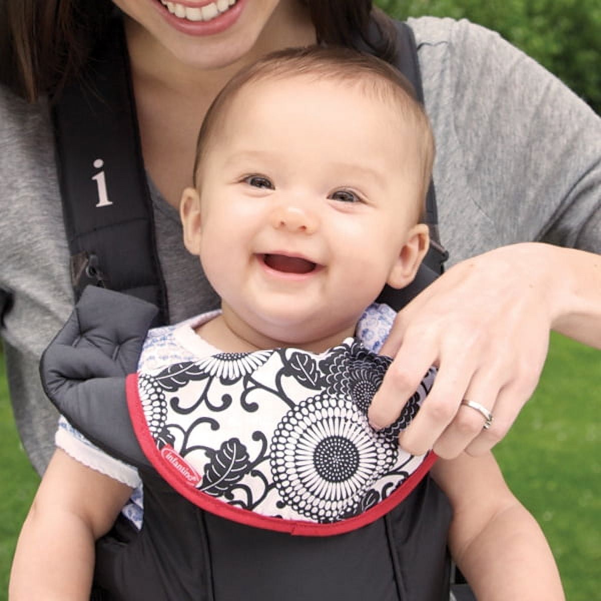 Infantino Swift Classic Baby Carrier with Wonder Cover Bib, Unisex 8-25 lbs, 2-Position, Black