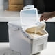 thumbnail image 1 of Contenedor grande para almacenar arroz con taza medidora | Capacidad de 10 kg/22 lb para arroz, harina y alimento para mascotas | Tapa hermética con cierre, ruedas y asa para la despensa de la cocina, 1 of 9