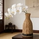 thumbnail image 1 of Jarrón de plástico estilo ratán: maceta con aspecto tejido y diseño de mimbre sintético para decoración del hogar, centro de mesa y sala de estar de estilo bohemio., 1 of 6