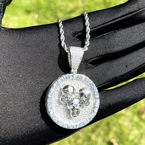 Heyoubi Iced Out Skull Circle Necklace Pendant for Men Micro Pave Zirconia Cubic Hip Hop Jewlry Halloween