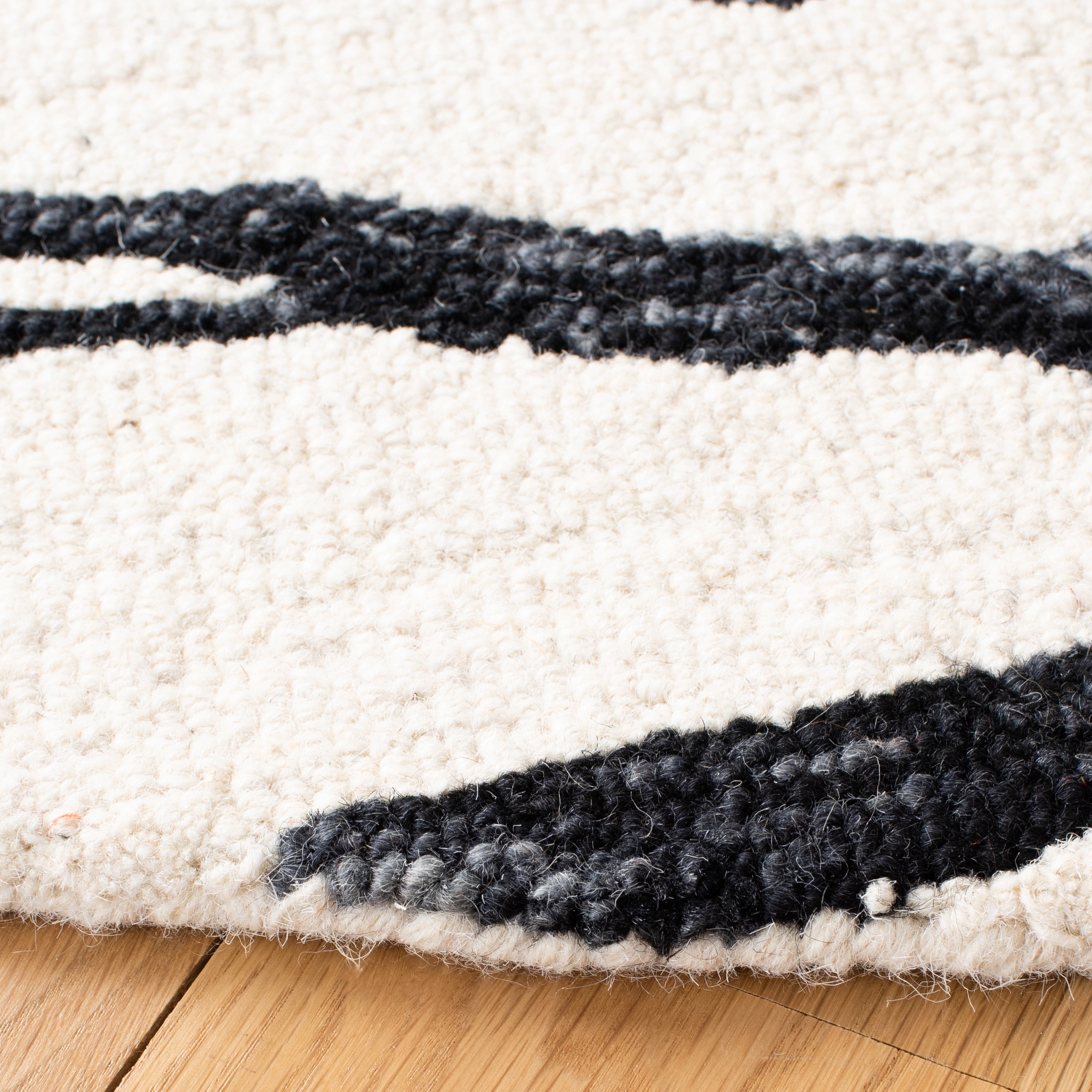 SAFAVIEH Metro Jarred Diamond Area Rug, Black/Ivory, 6' x 6' Round