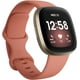Fitbit Versa (3ème Génération) Smartwatch Corps en Aluminium Doré Doux avec Bande d'Argile Rose, Taille Unique (Bandes S & L Incluses) Boîte Ouverte – image 1 sur 6